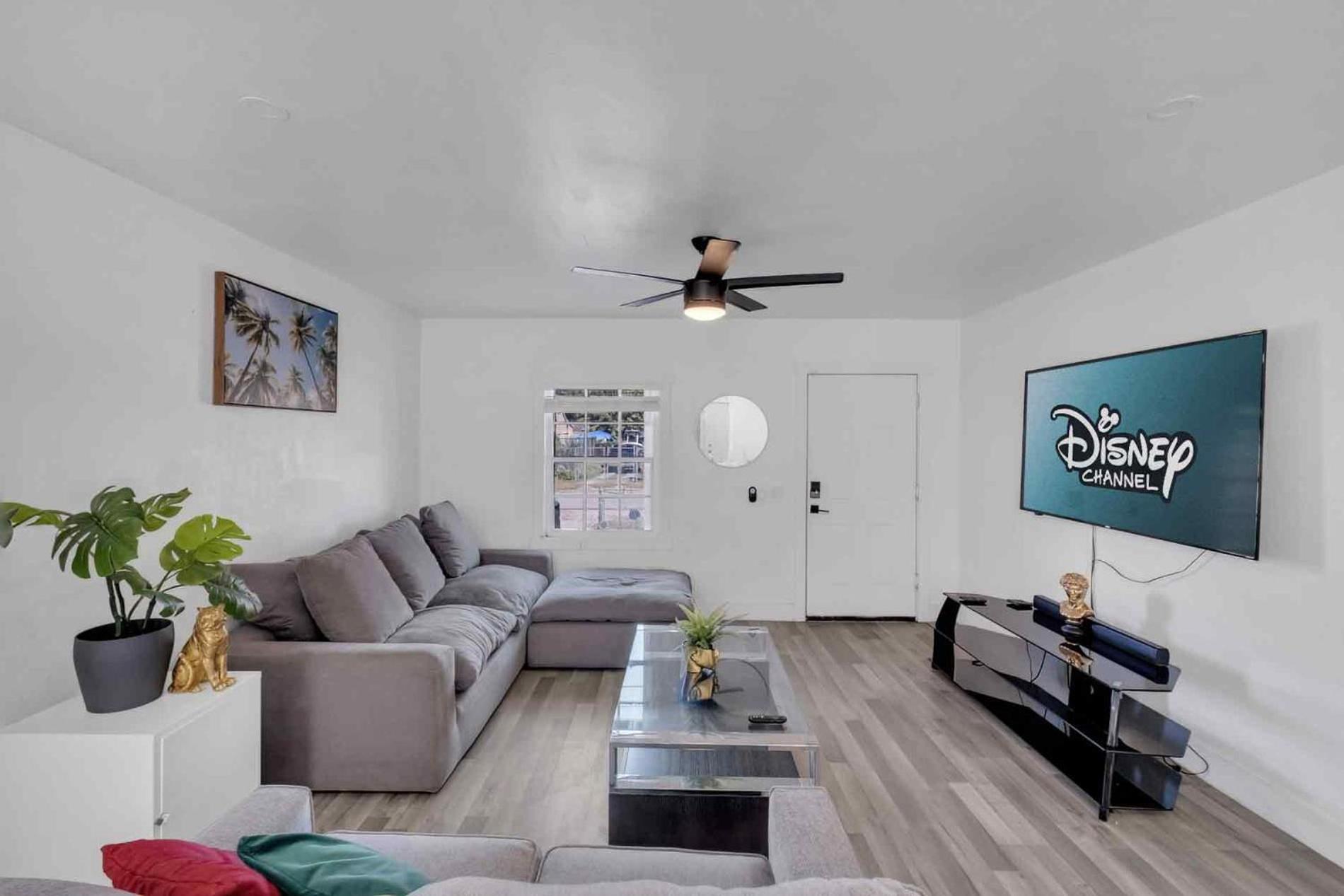 Сasa de vacaciones Happy House Miami! Same Name Everywhere - 3 Bedroom House - 1 King - 3 Queens *